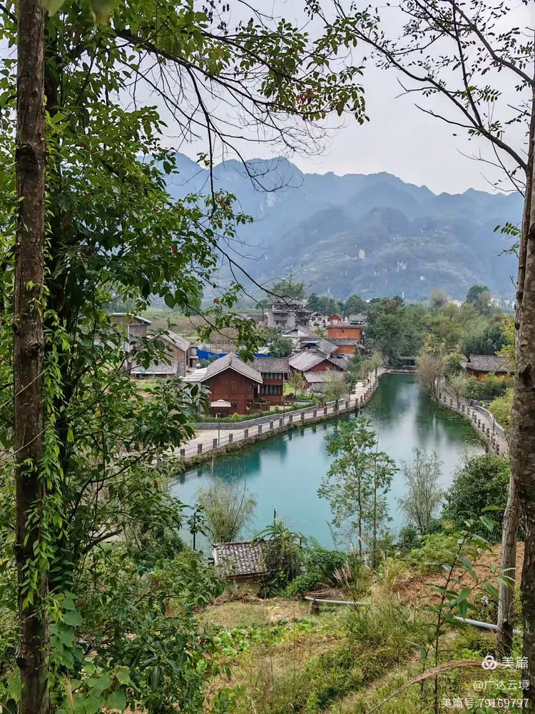 分享10月份贵州省铜仁市江口县云舍村神龙潭的深蓝绿色的水